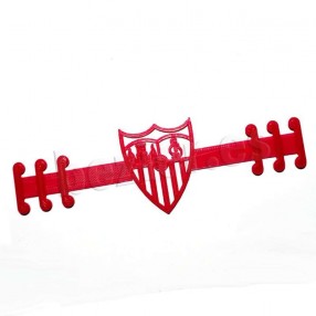 Salvaorejas con el escudo del Real Sevilla de futbol